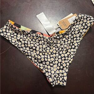 NEW WITH TAGS BILLABONG BIKINI BOTTOM